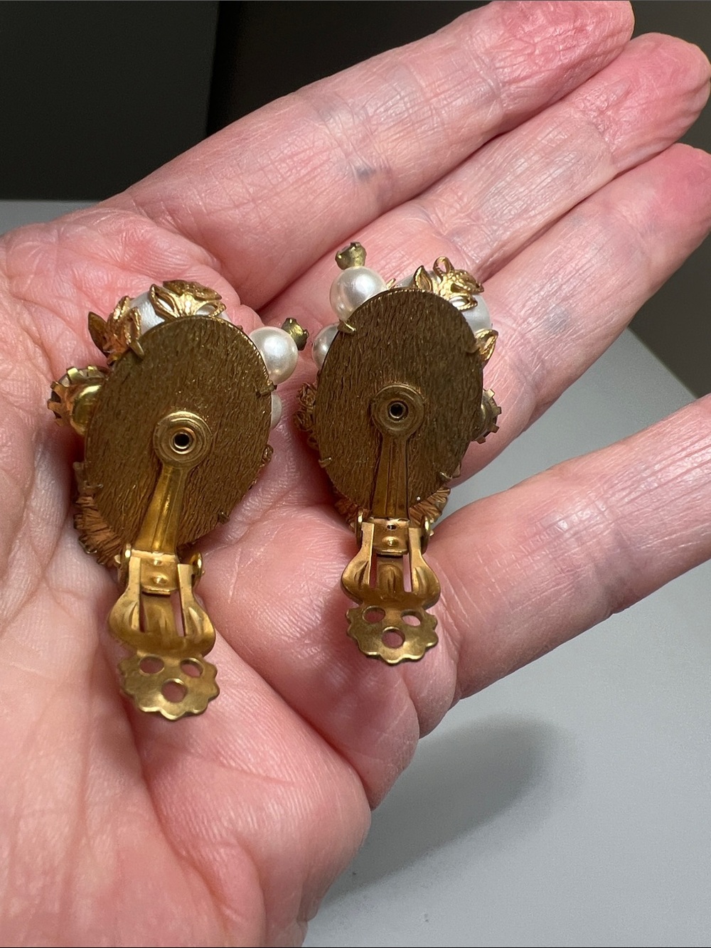 Elaborate Gold-Tone Pearl & Crystal Clip-On Earrings. Estate Vintage - Picture 14 of 14